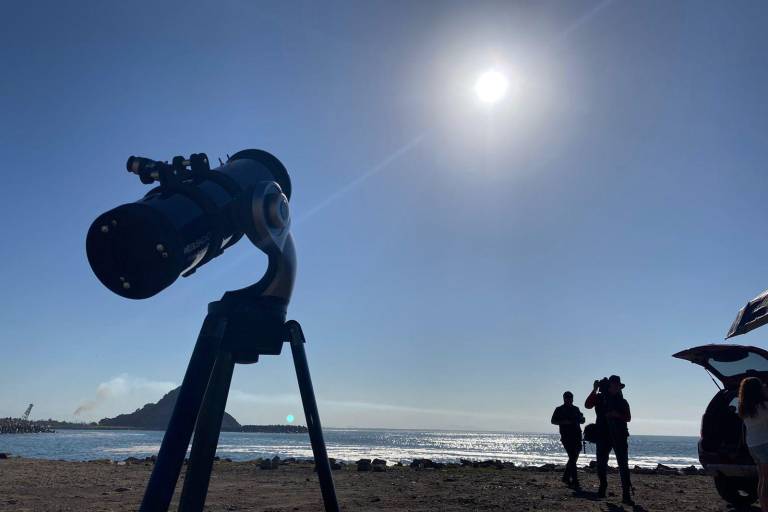 Esperan el eclipse solar anular desde las escolleras de Mazatlán