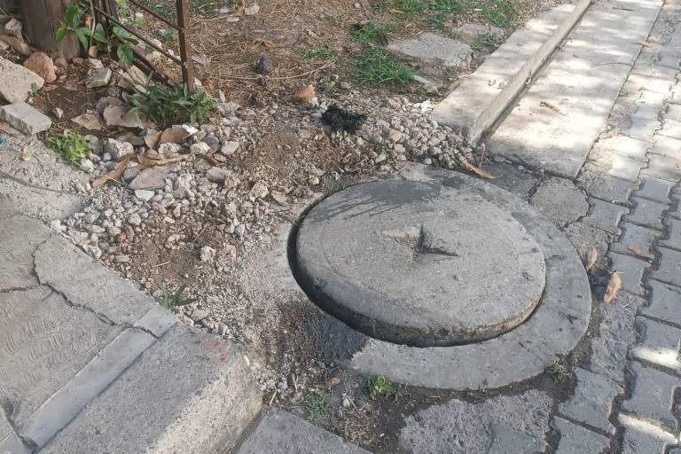 Denuncian vecinos malos olores y derrame de aguas negras constantes en el Cerro del Vigía, en Mazatlán
