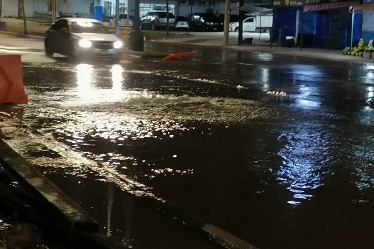 Revienta tubería en la recién inaugurada Avenida Gabriel Leyva, en Mazatlán; rompen pavimento para repararla