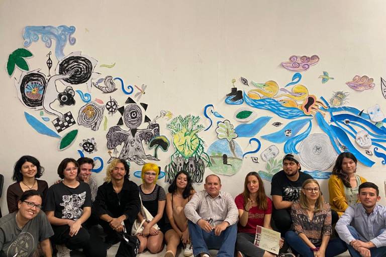 Crean mural colectivo en taller ‘Dibujar con el agua’
