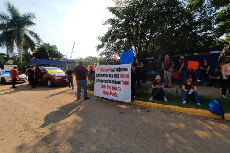 Trabajadores del Stase en Mazatlán protestan contra Rector de la UPSIN