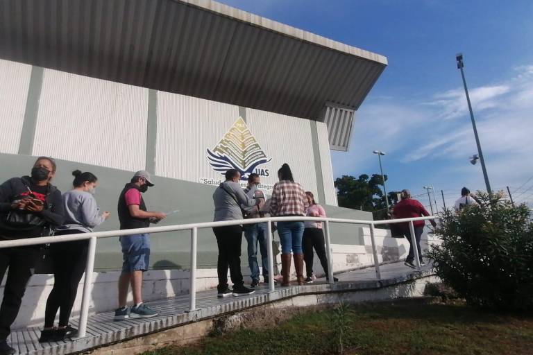Sin fila, primer día de vacunación de refuerzo a personas de 40 a 59 años en Polideportivo de la UAS en Culiacán