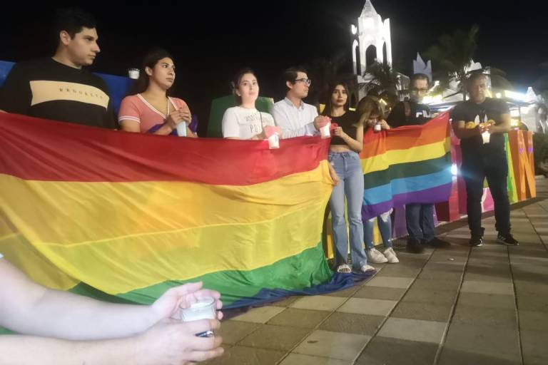 Con velas en el malecón de Mazatlán, rinden homenaje a Magistrade Ociel Baena