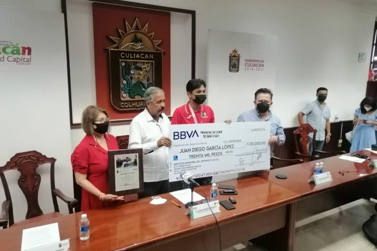 Gobierno de Culiacán reconoce a Juan Diego García López, medallista de los Juegos Paralímpicos de Tokio