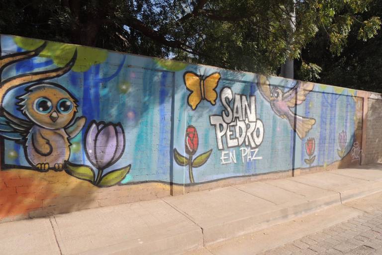 Develan alumnos colorido mural, con el que hacen un llamado a la paz