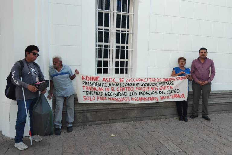 Ambulantes con discapacidad piden al Gobierno de Culiacán respeten espacios de trabajo