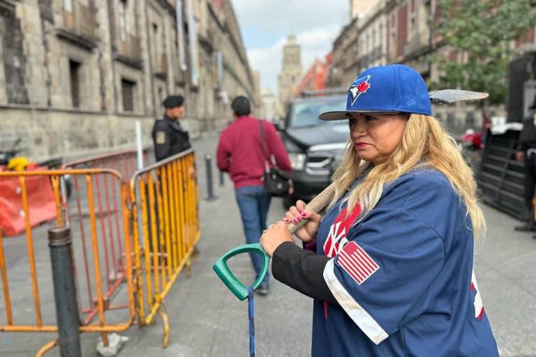 Madre buscadora Ceci Flores se viste de beisbolista; ‘a ver si así me atiende AMLO’, dice