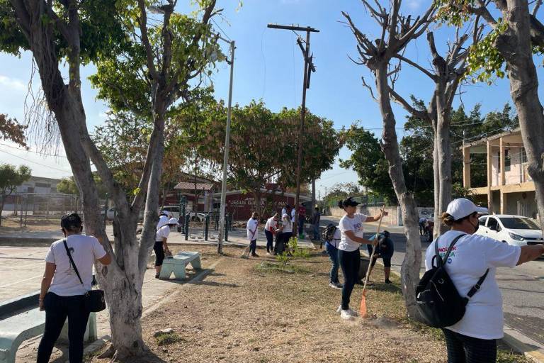 Aprovecha campaña Elsy López para hacer limpieza en colonias de Mazatlán