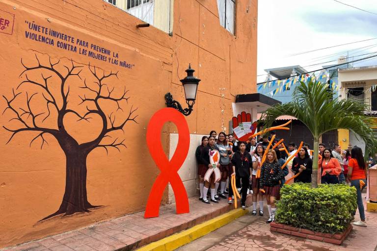 En Rosario marchan e inauguran mural contra la violencia a mujeres y niñas