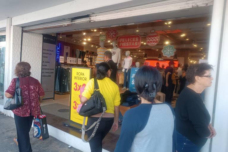 Realizan compras navideñas en el fin de semana previo a Nochebuena, en Mazatlán