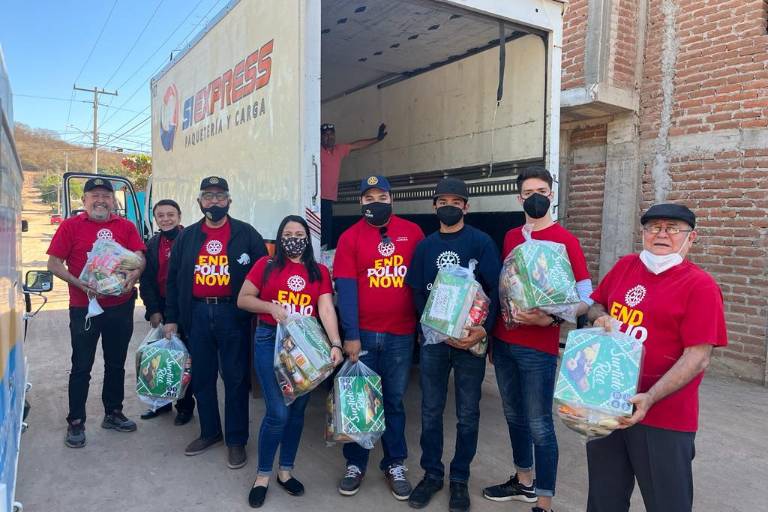 El Club Rotario Culiacán Oriente entrega despensas a familias de escasos recursos