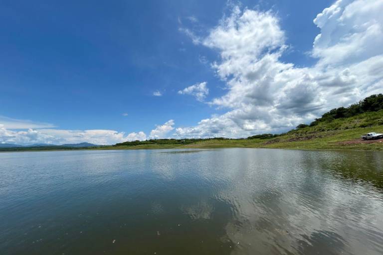 Denuncian pesca ilegal en la presa Sanalona durante veda; acusan falta de inspección