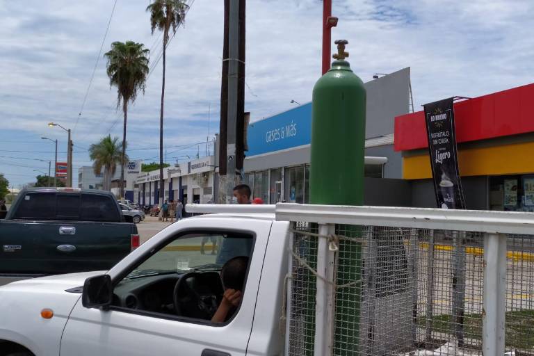 Filas para llenar tanques de oxígeno se extienden por varias calles en el Parque Bonfil de Mazatlán