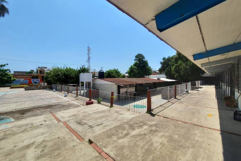 Regresan a clases presenciales tras retirar techumbre caída en primaria de Mazatlán