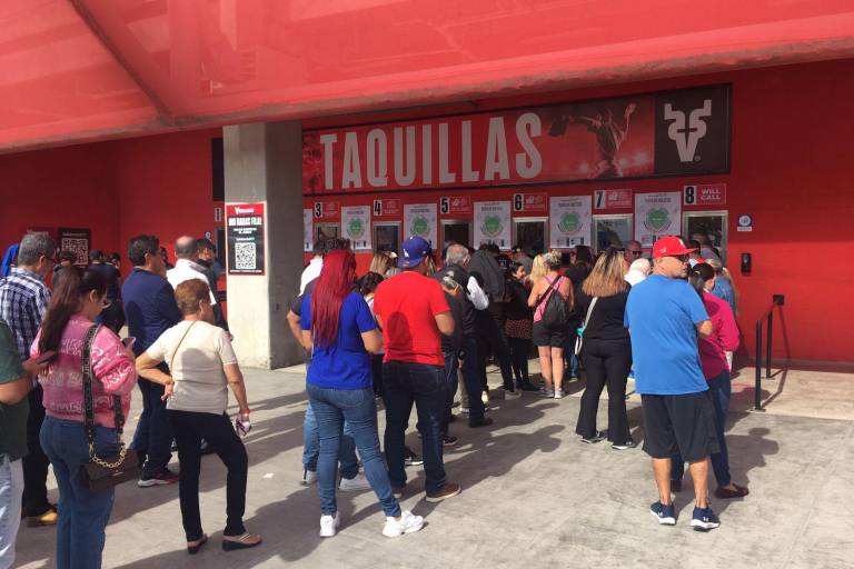 Aficionados acuden temprano a taquilla del Teodoro Mariscal en busca de boletos para las semifinales