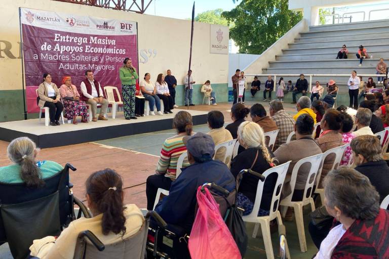 Entregan en Mazatlán apoyos a Adultos Mayores y a Madres Solteras Jefas de Familia
