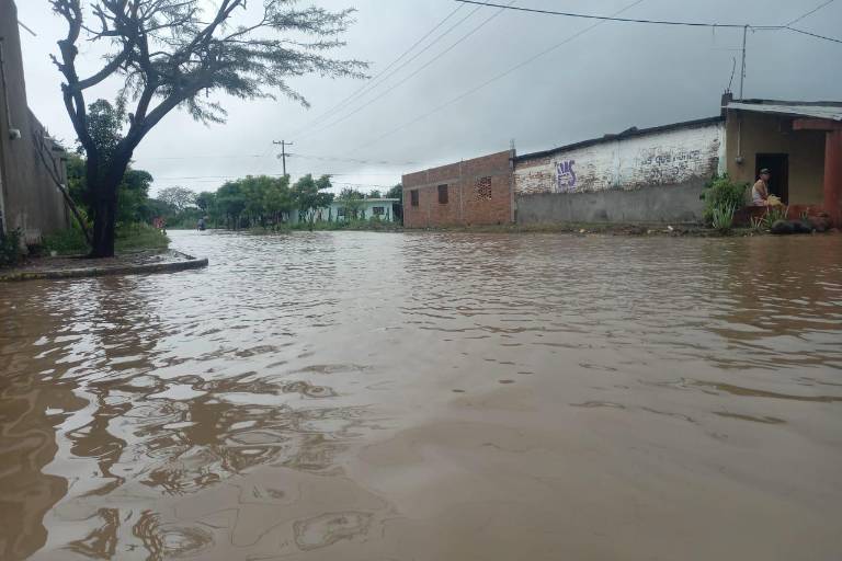Por lluvias, río sale de su cauce y entra a casas en La Concha, Escuinapa