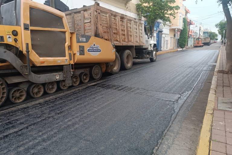 Continúa reencarpetado de calles en Mazatlán; ahora toca el turno a la 5 de Mayo
