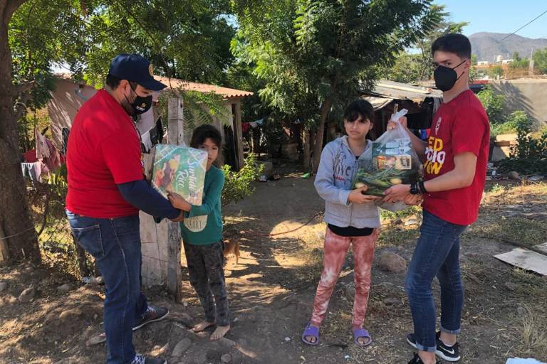 El Club Rotario Culiacán Oriente entrega despensas a familias de escasos recursos