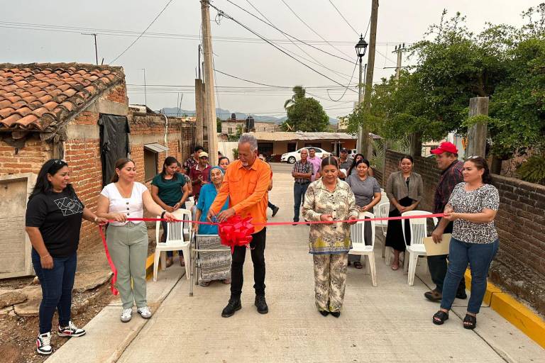 Inauguran pavimentación de calle en la colonia Emiliano Zapata, en Concordia