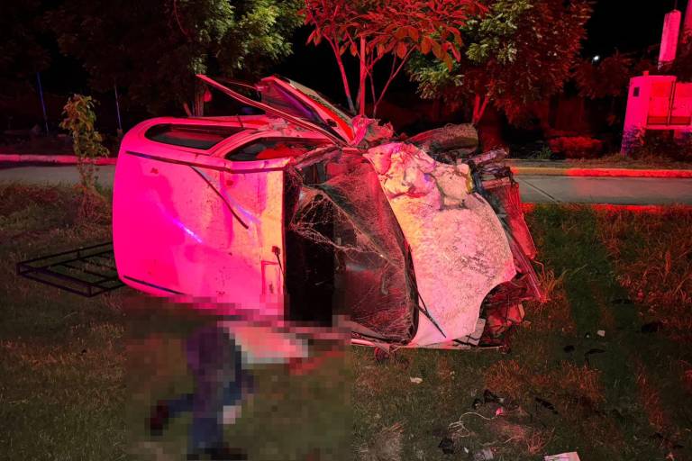 Auto vuelca y cae sobre conductor en carretera Escuinapa-Teacapán