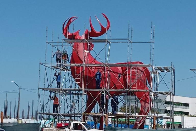 Continúa instalación de nuevo Monumento al Venado, en la Marina, en Mazatlán