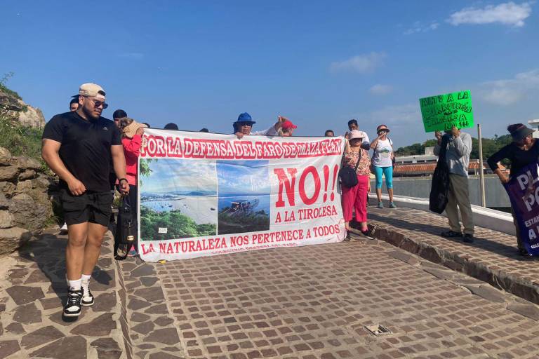 Realizan colectivos nueva manifestación pacífica en el Faro de Mazatlán contra la tirolesa