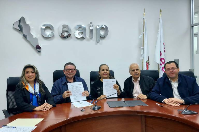 Firman periodistas convenio de colaboración en Culiacán