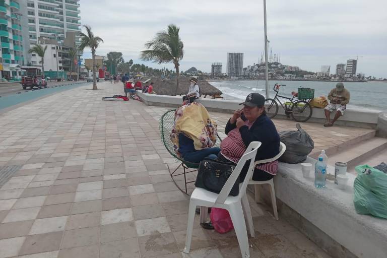 Renta de sillas en Carnaval de Mazatlán, el negocio disfrazado de convivencia familiar