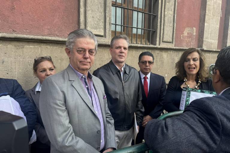 Llevan pruebas a AMLO de presunta corrupción de Nahle, pero AMLO no los recibe