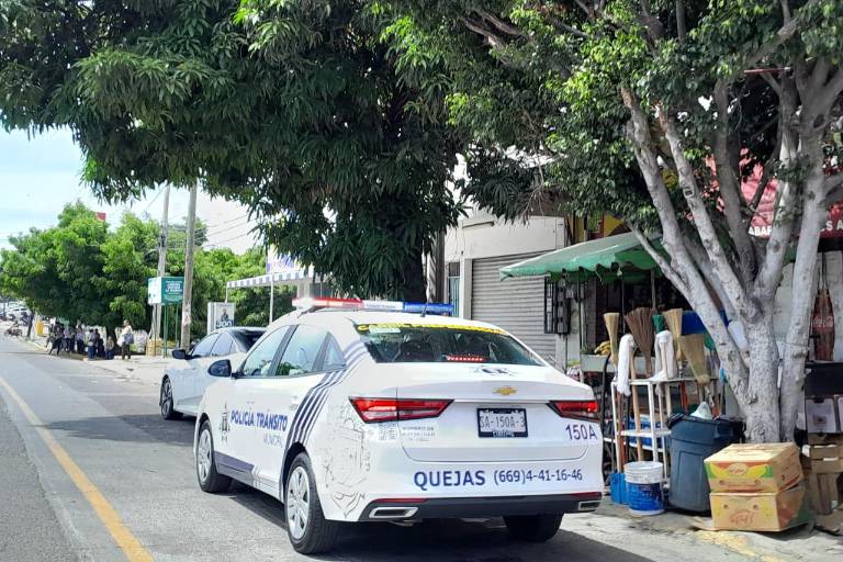 Acusan comerciantes en avenida Juan Carrasco acoso de tránsito a sus clientes, en Mazatlán