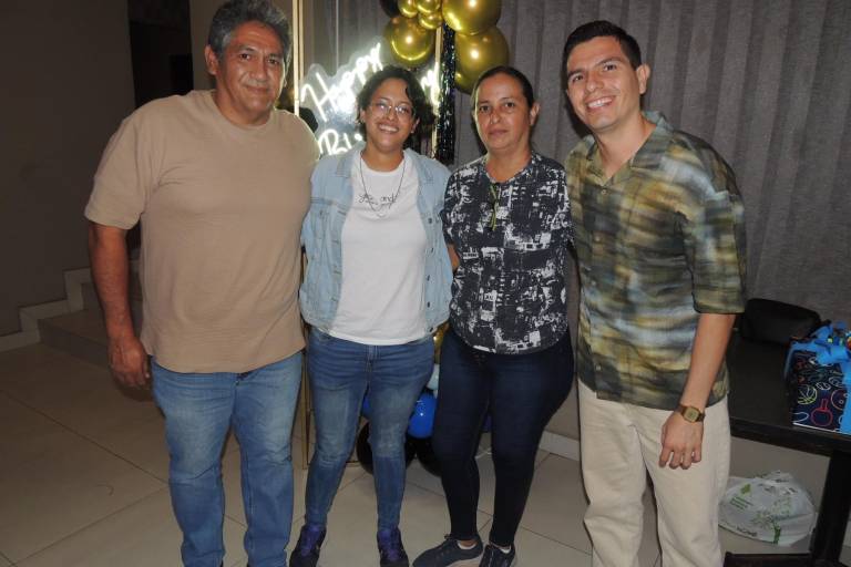 Celebra Conrado Chávez sus felices 37 años