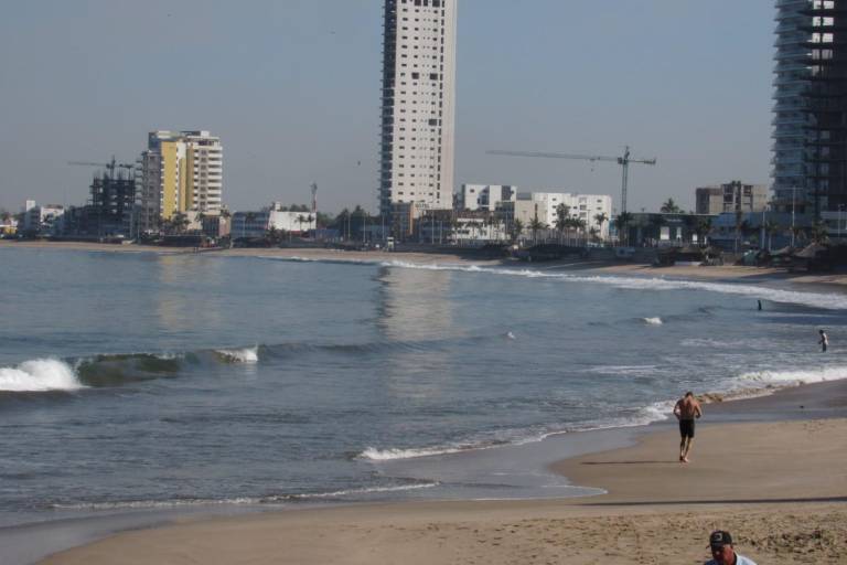Alertan sobre fenómeno de mar de fondo en las playas de Mazatlán