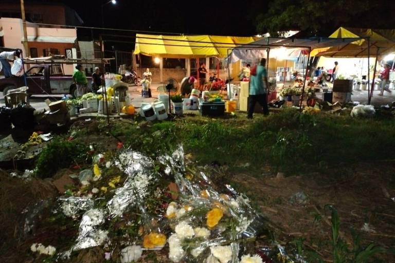 Comerciantes de Rosario se ven obligados a tirar flores por competencia desleal