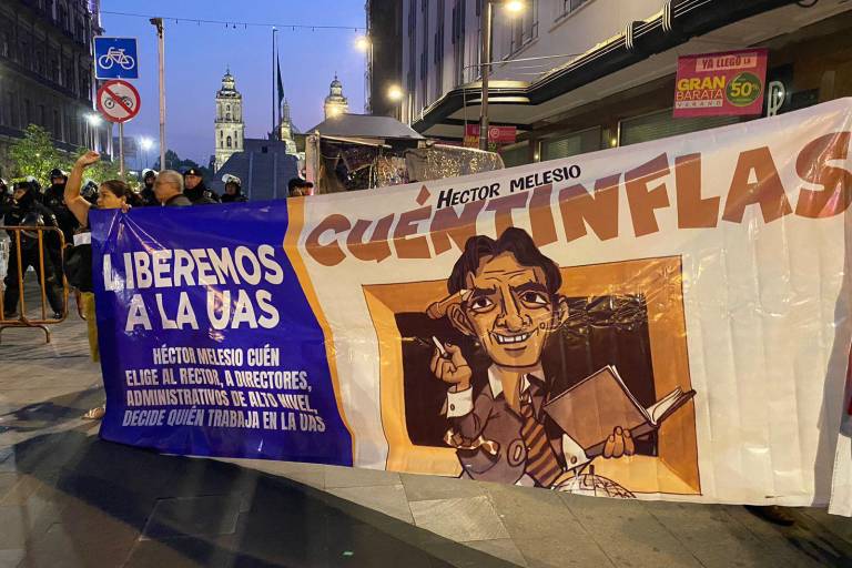 ‘Queremos acabar con la corrupción en la UAS’, dicen críticos de la Universidad en el Zócalo de la CDMX
