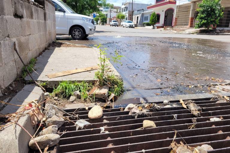 Hace tres días hay fuga de aguas negras en la colonia Rosales; Japac no ha atendido el reporte