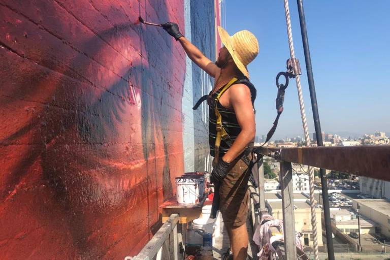 Muralista sinaloense triunfa en California y quiere traer su arte a Mazatlán