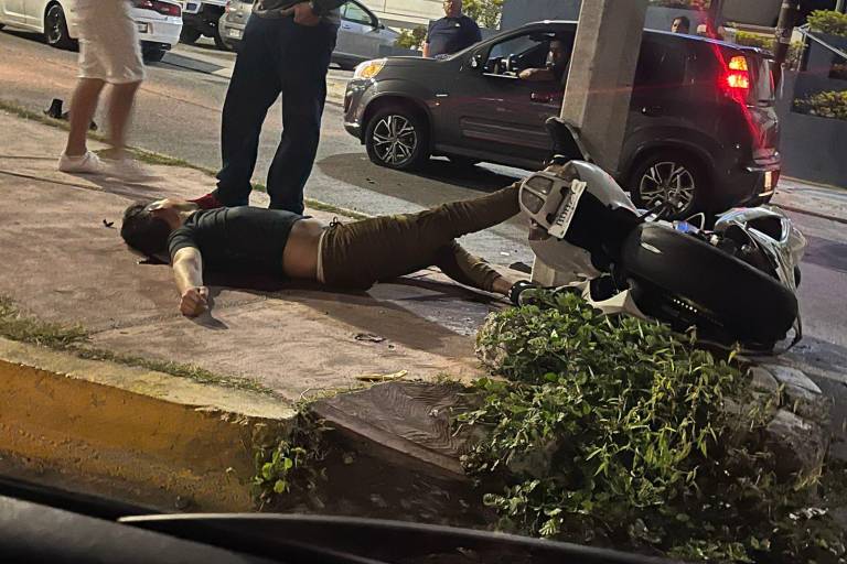 Motociclista queda grave al chocar contra poste en Mazatlán