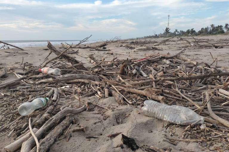 Oleaje en playas de Rosario deja basura y erosión