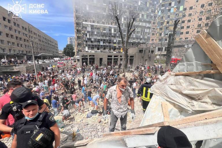 Misiles rusos destruyen un hospital infantil en Kiev