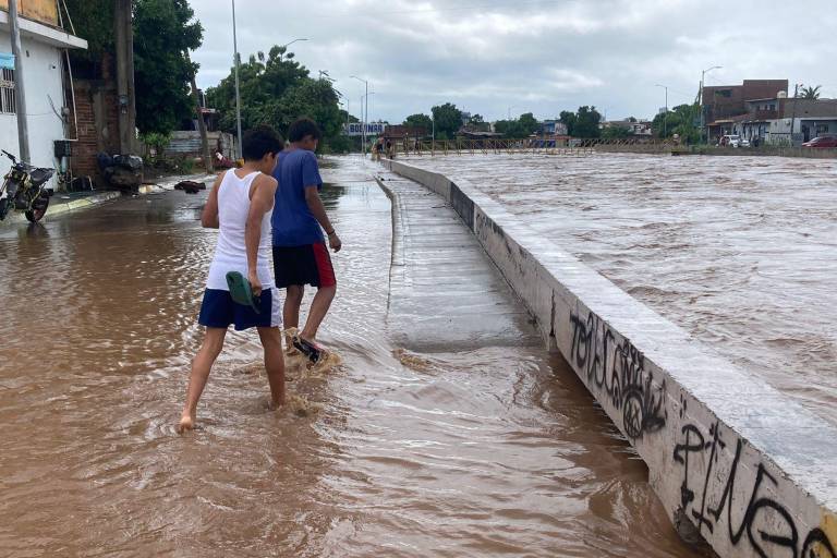 Se desborda el arroyo Jabalines en Mazatlán