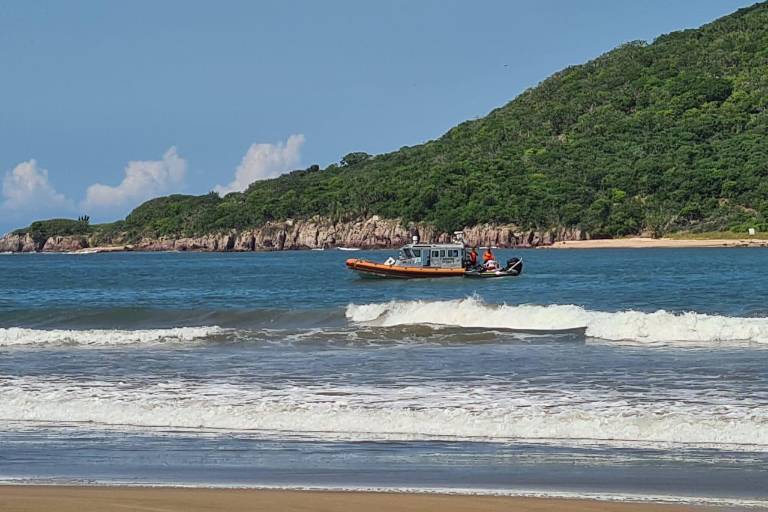 Joven de Chihuahua desaparece en mar en Mazatlán y rescatan a tres por fuerte oleaje