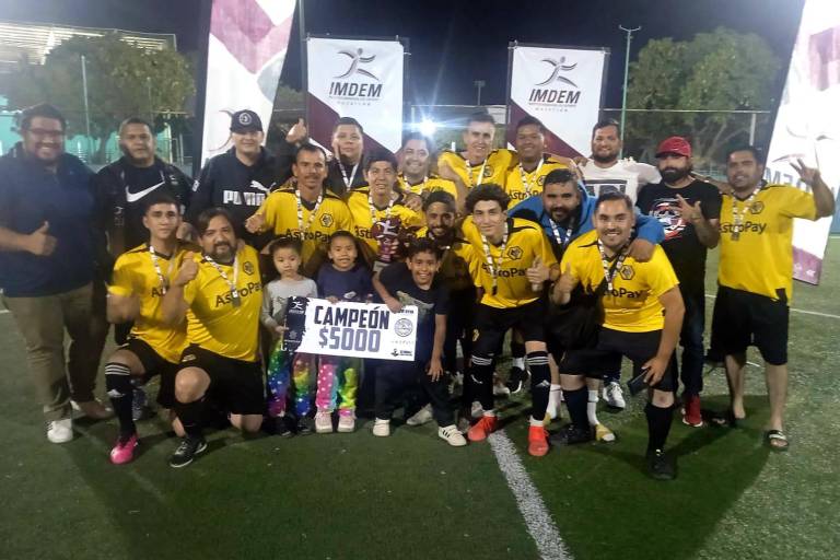 Alza la copa Ejecución de Ingeniería, en futbol rápido