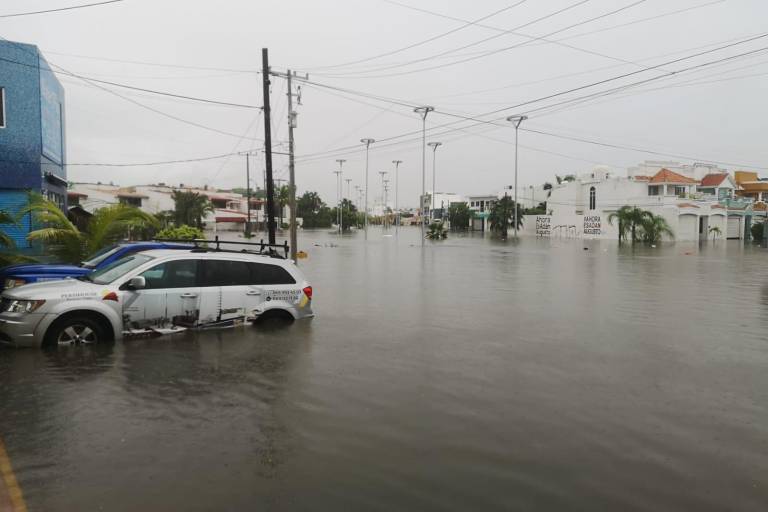 Cierran vialidades en Mazatlán debido a las lluvias