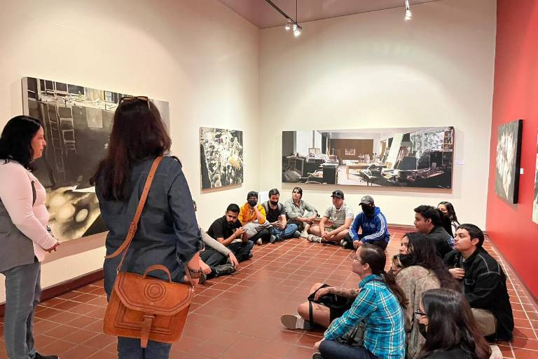 Se acercan estudiantes al arte
