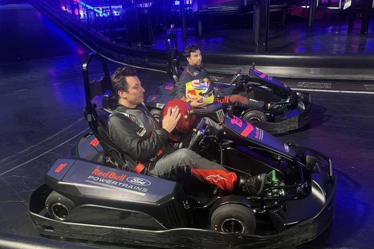 Checo Pérez se sube a los Go Karts con Jimmy Fallon tras presentar el RB19 (VIDEO)