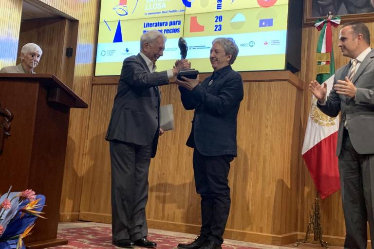 Gana David Toscana el Premio Mario Vargas Llosa