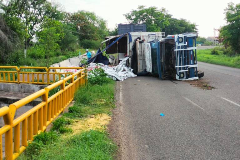 Camión con semillas se vuelca en carretera Guamúchil-Angostura; no hay lesionados