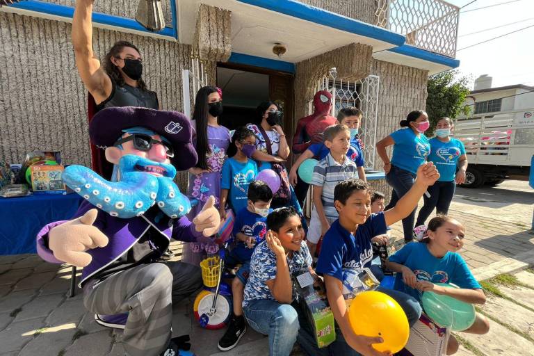 Mazatlán FC hace felices a los niños con entrega de juguetes