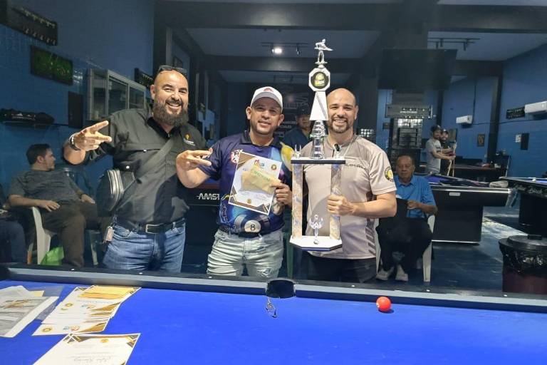 Repite Elixon Arape como campeón de Torneo de Billar